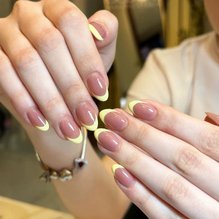 Französisches Tipp Press-On Nagelset mit dekorativen gelben Akzenten Karnz