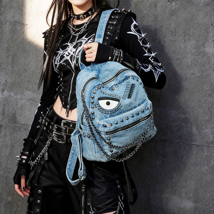 Stylischer Denim-Rucksack mit dekorativen Nieten