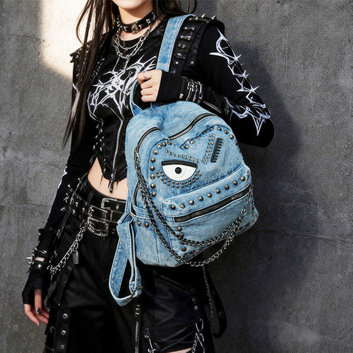 Stylischer Denim-Rucksack mit dekorativen Nieten