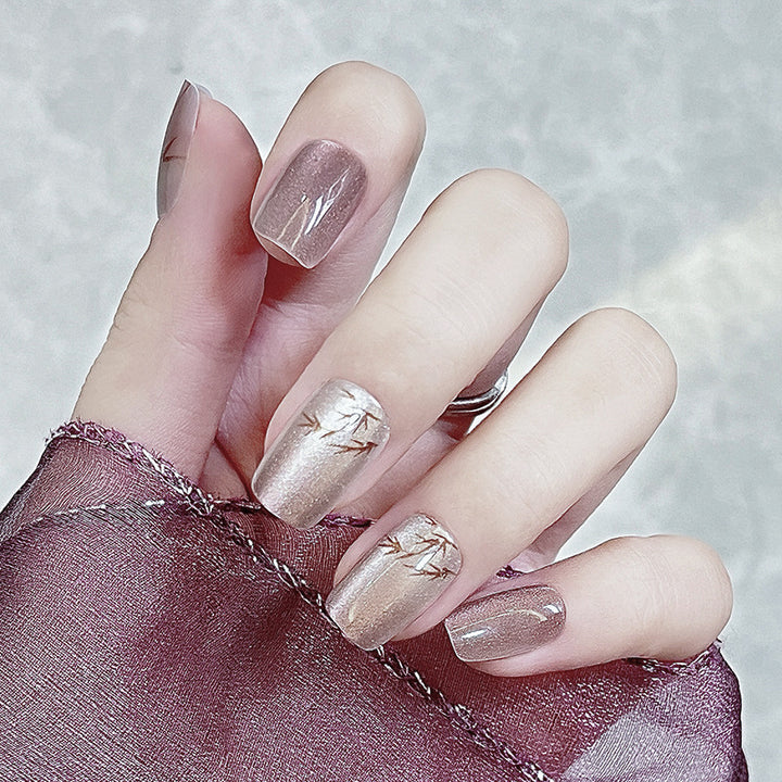 Künstlerisches Press-On-Nageldesign mit eleganten Akzenten Karnz