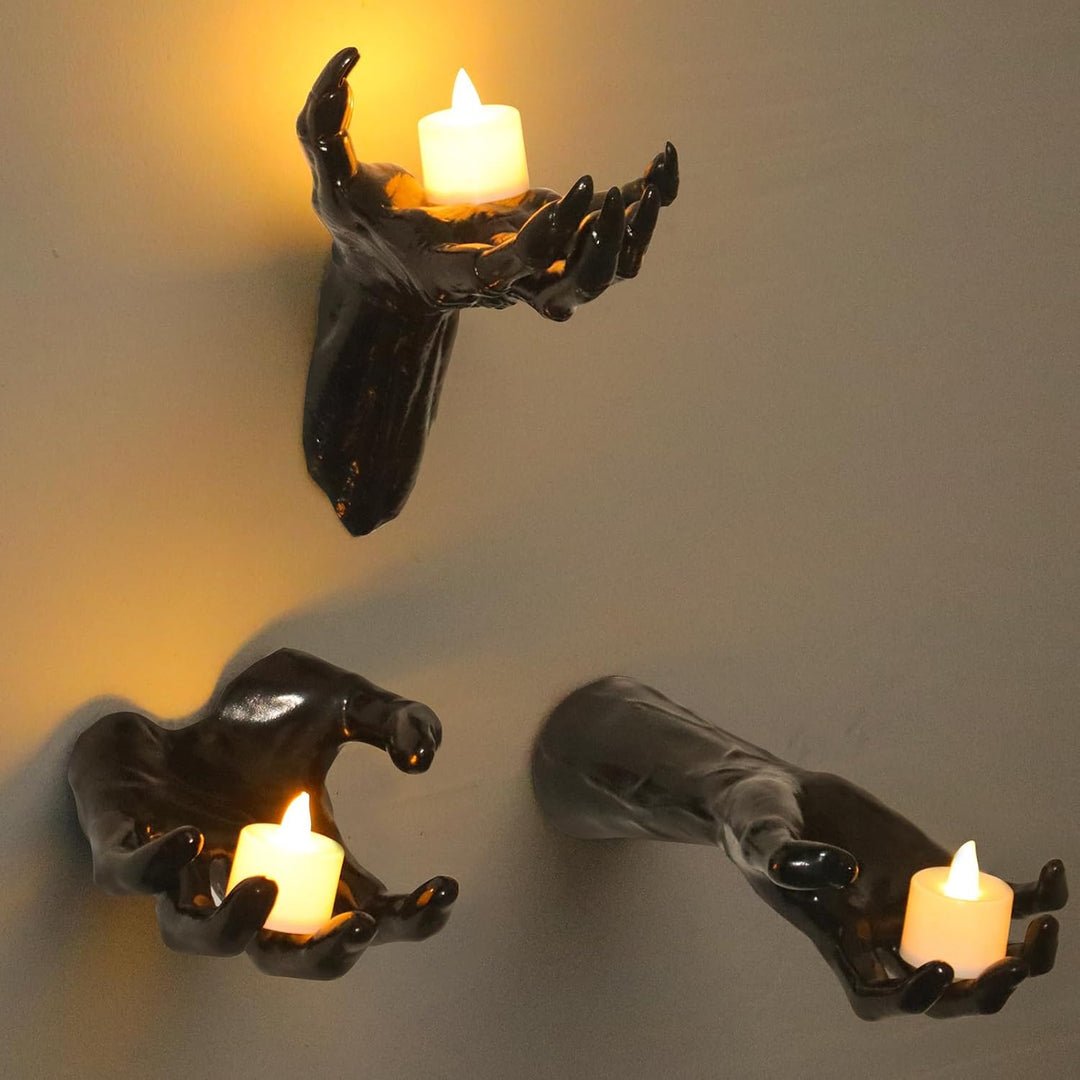 Wandkerzenhalter in realistisch geformter Hand aus Resin