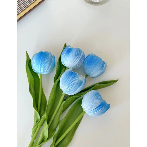 Dekorativer realistischer Tulpenstrauß