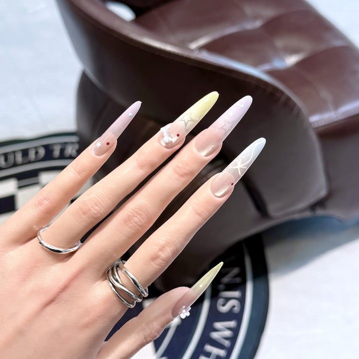Dekorative Stiletto Nagelspitzen Karnz