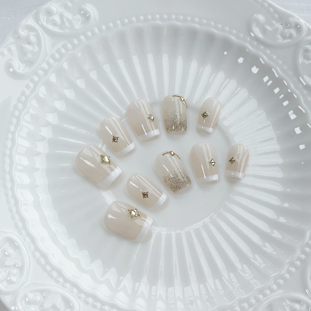 Elegantes Press-On Nagelset mit goldenen Akzenten