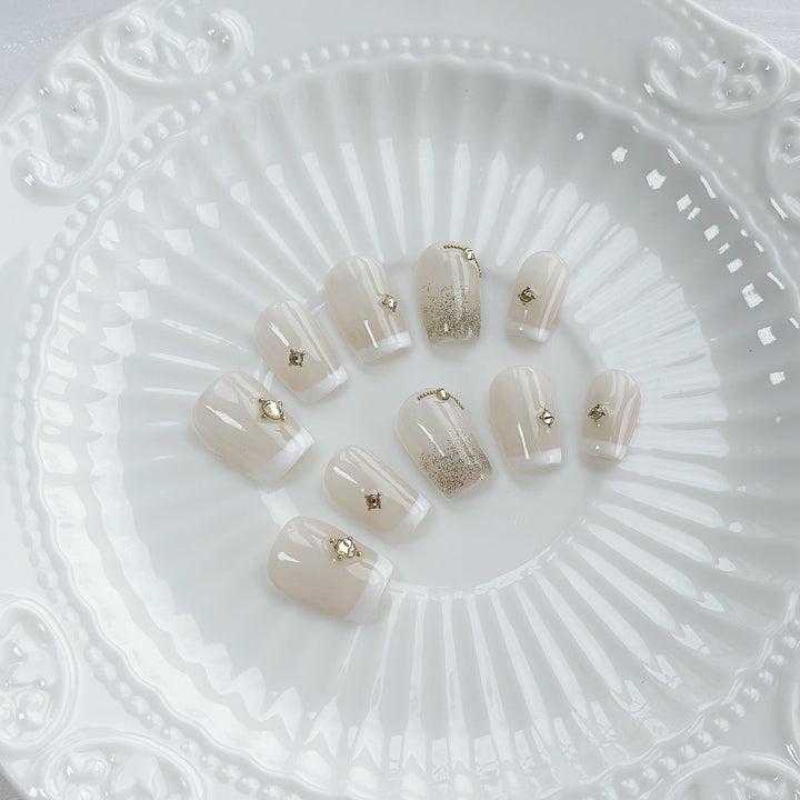 Elegantes Press-On Nagelset mit goldenen Akzenten