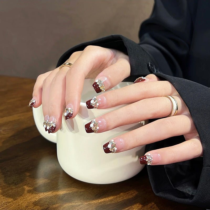 Kunstnagelset mit eleganten Glitzer- und Blumenakzenten Karnz