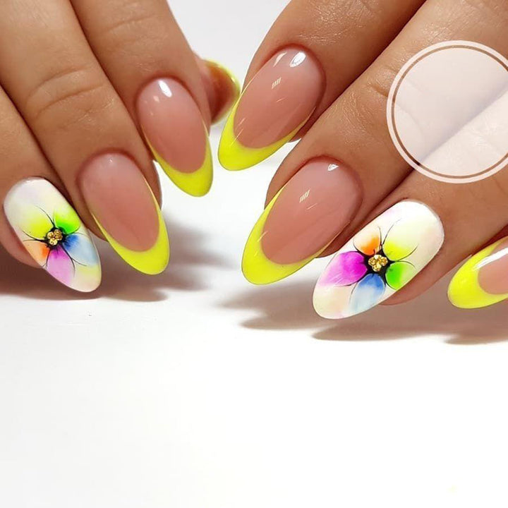 Stylische Kunstnägel mit Floralen Akzenten und Buntem French-Tipp Karnz