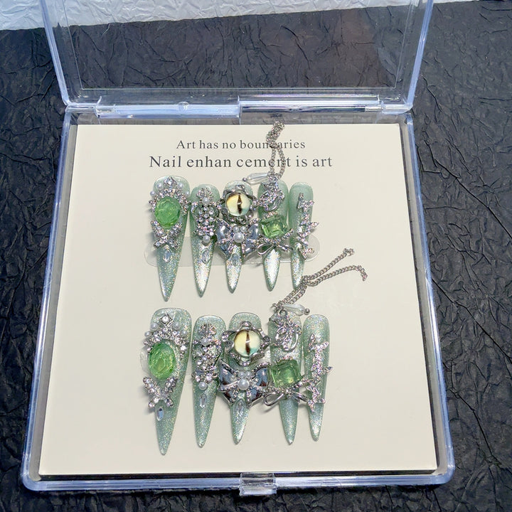 Dekorative mit Rhinestones veredelte Nagelspitzen