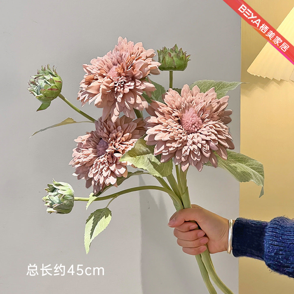Lebensechter dekorativer Blumenstrauß