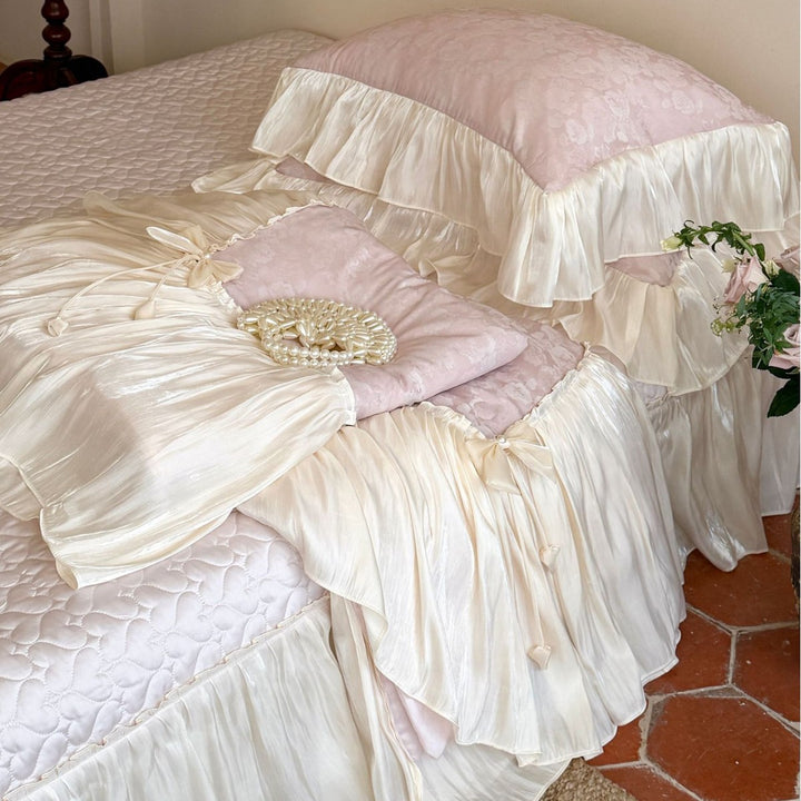 Luxuriöses Rüschen-Bettwäsche-Set aus Satin mit Steppdecke und Bettrock