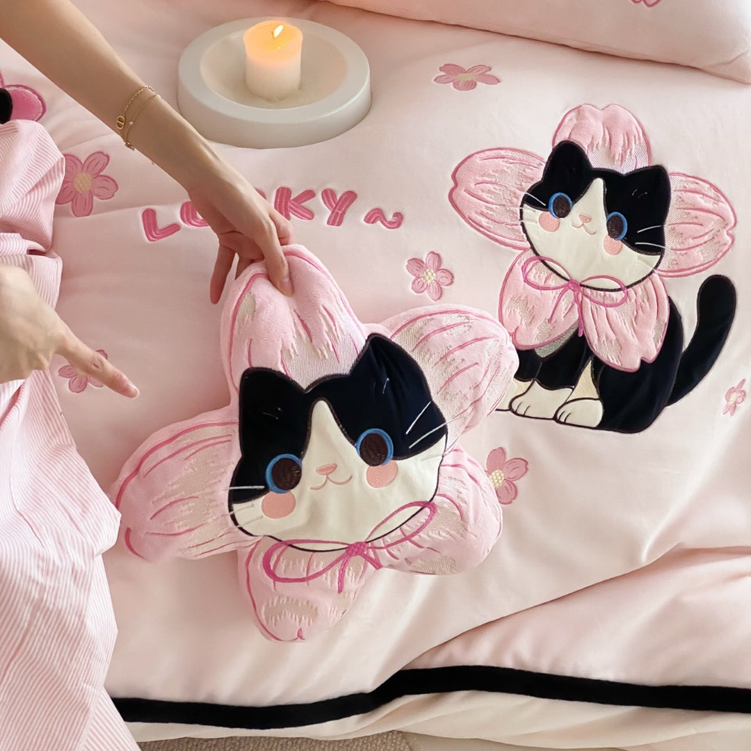 Bestickte Cartoon-Katze Baumwollsatin Bettbezug-Bettwäsche Set mit schwarzem Paspelier und dekorativen Kissenbezügen