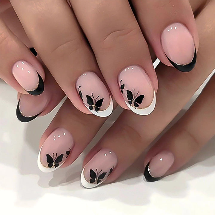 Elegant gestaltete Nagelkunst mit Schmetterlingsmotiv Karnz