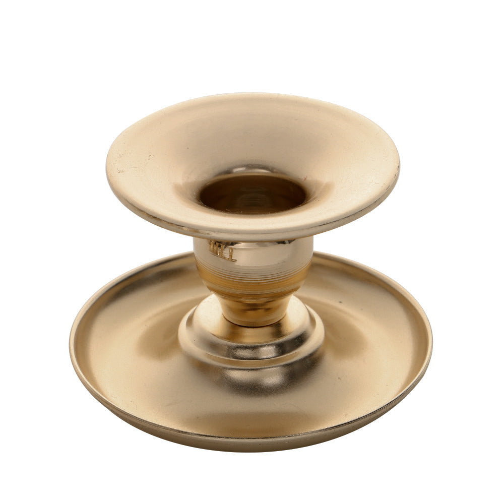 Vintage-inspirierter solider Metallkerzenhalter mit breiter Tropfschale und ausgestelltem Becher Karnz