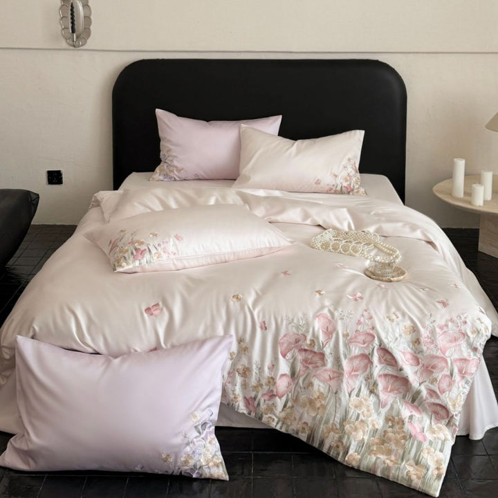 Luxuriöse Satin-Bettgarnitur mit floraler Reliefstickerei und Perlmutt-Glanz