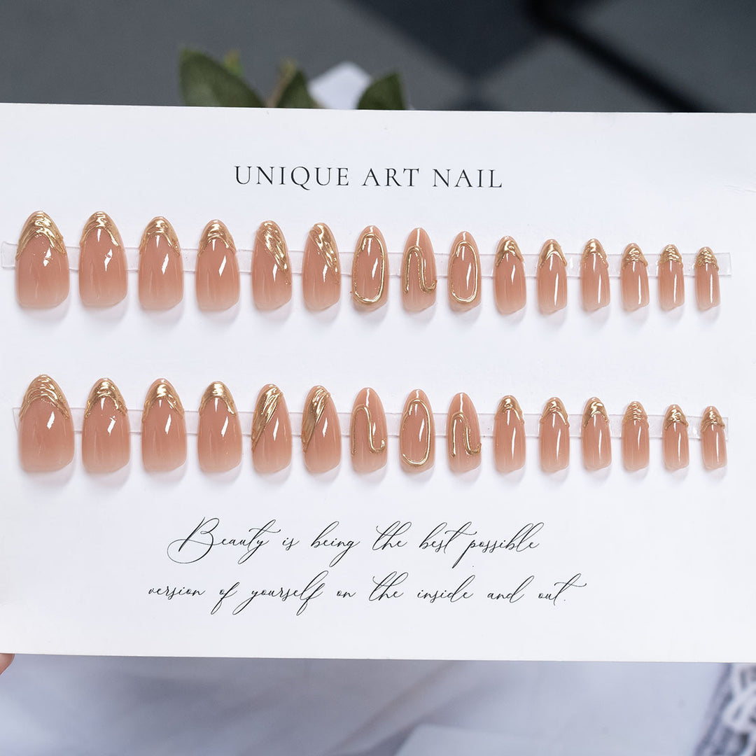 Elegante goldverzierte Stiletto-Press-on-Nägel