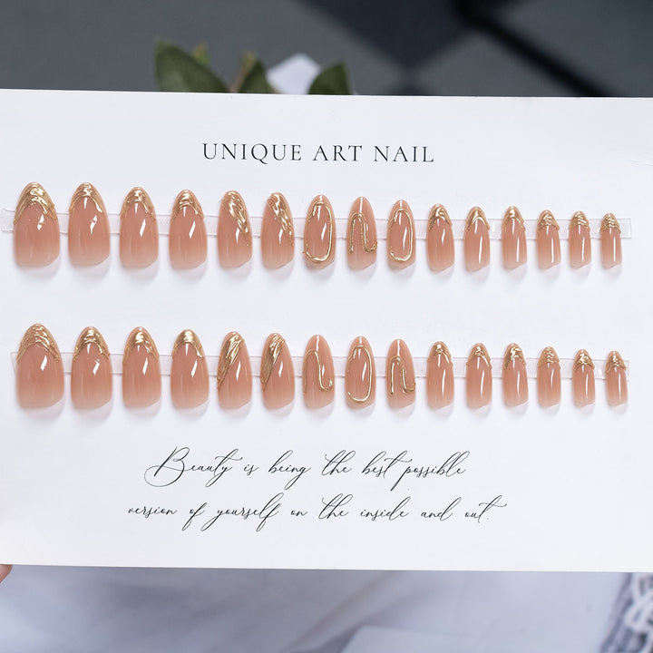 Elegante goldverzierte Stiletto-Press-on-Nägel
