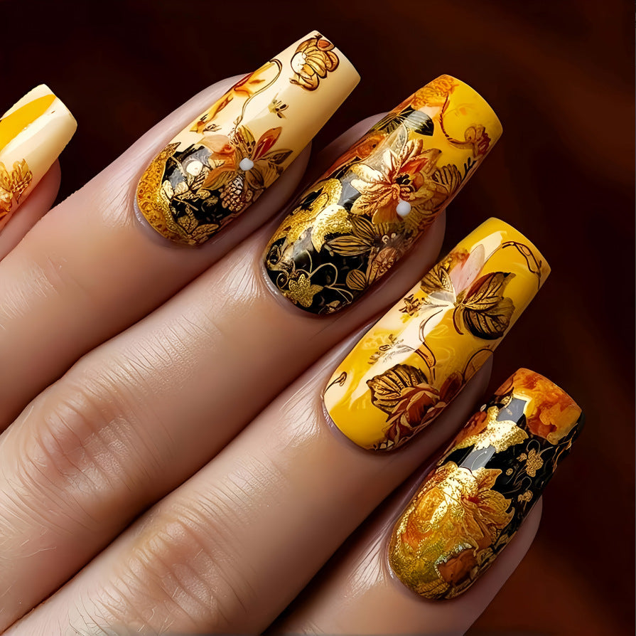 Kunstvolle Nagelverlängerungen mit Eleganten Spitzen Karnz