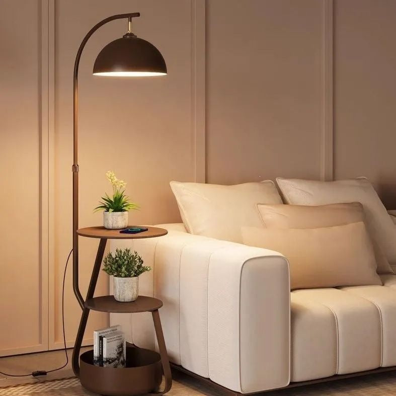 Moderne Stehlampe mit Regalen
