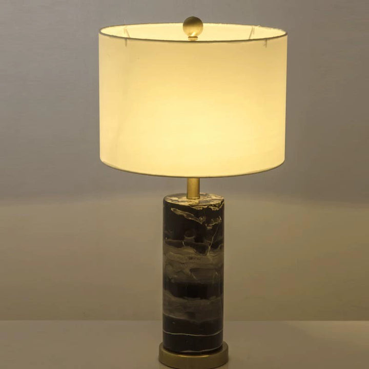 Marmor-Basen-Tischlampe mit elegantem Stoffschirm
