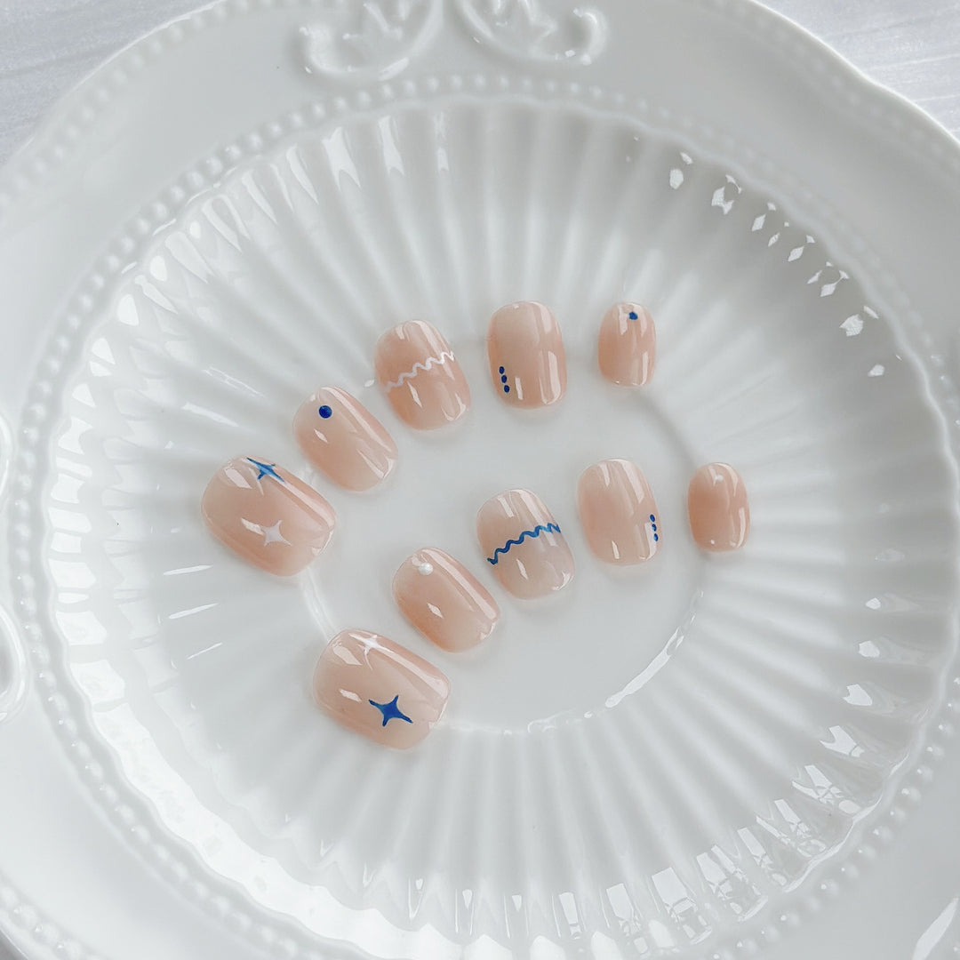 Künstlerisches Press-On Nagelset mit geometrischen Designs