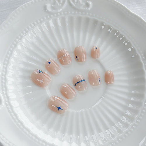 Künstlerisches Press-On Nagelset mit geometrischen Designs