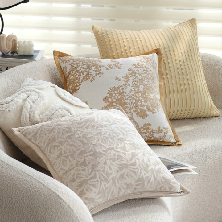 Elegantes Kissen mit floralen Stickdetails