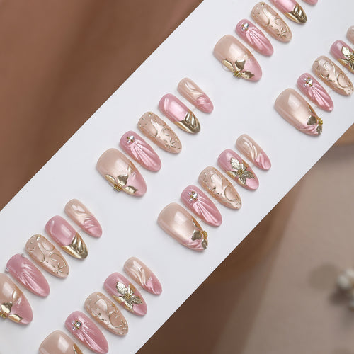 Elegantes Kunstnagelset mit floralen Verzierungen Karnz