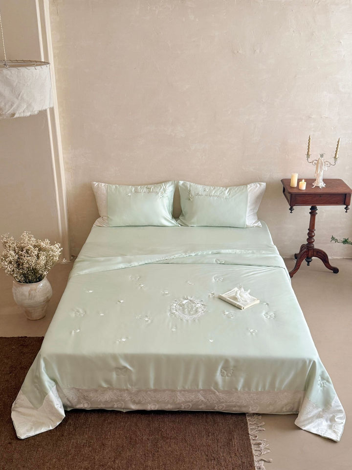 Satin-Bettwäsche-Garnitur mit feiner Schmetterlings-Stickerei, besticktem Mittelfeld und Hotelverschluss Karnz