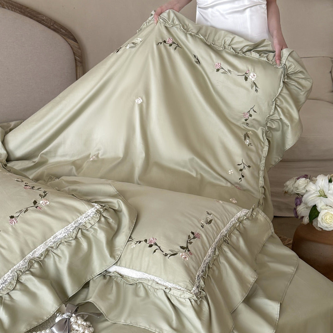 Luxuriöses Sateen Rüsch Bettbezug Set mit zart handgesticktem Zweigdetail