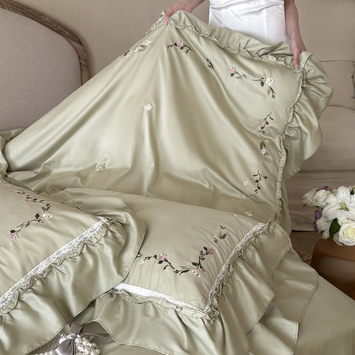 Luxuriöses Sateen Rüsch Bettbezug Set mit zart handgesticktem Zweigdetail