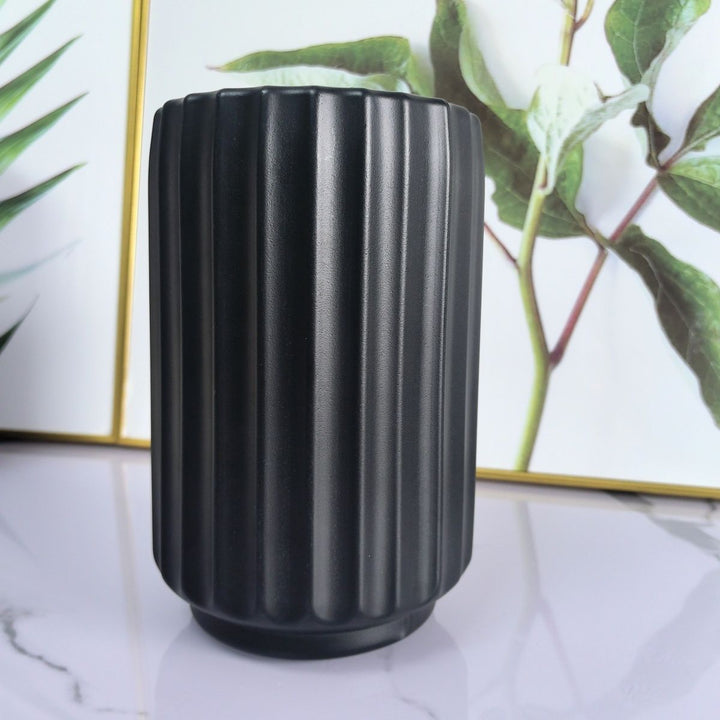 Dekorative vertikale gerippte Vase Karnz
