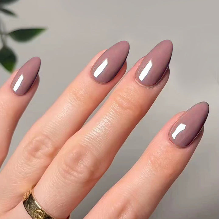 Kunstvolle Stiletto-Nägel mit elegantem Hochglanz-Finish Karnz
