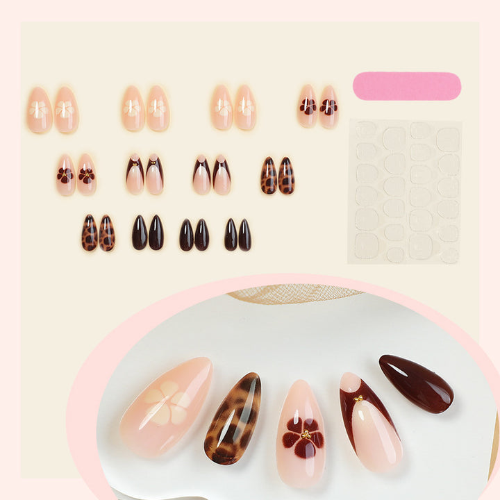Kreatives Kunstnagelset mit floralem und Leoparden-Muster Karnz