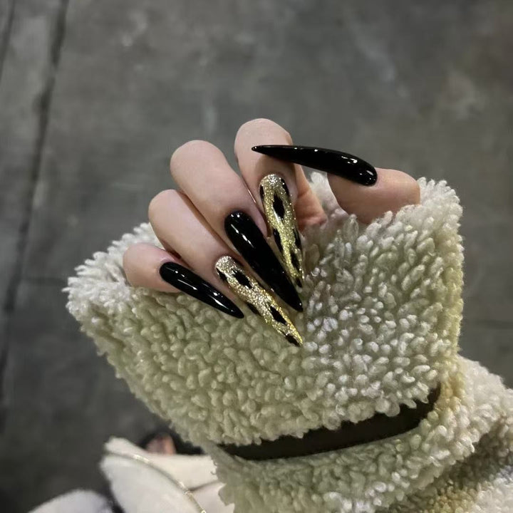 Elegante Stiletto Press-On Nägel mit Goldakzent