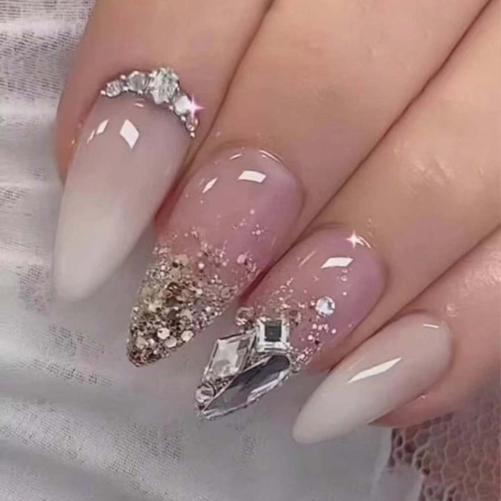 Glamouröse Stiletto Kunstnägel mit Glitzer-Details Karnz