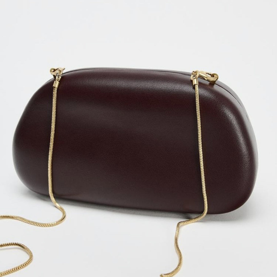 Statement Clutch mit skulpturalem Griff Karnz