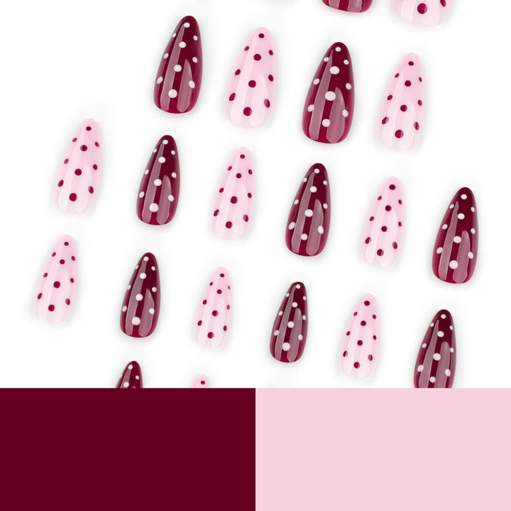 Kunstvolle Nagelverlängerungen mit Punkten und Eleganten Akzenten Karnz