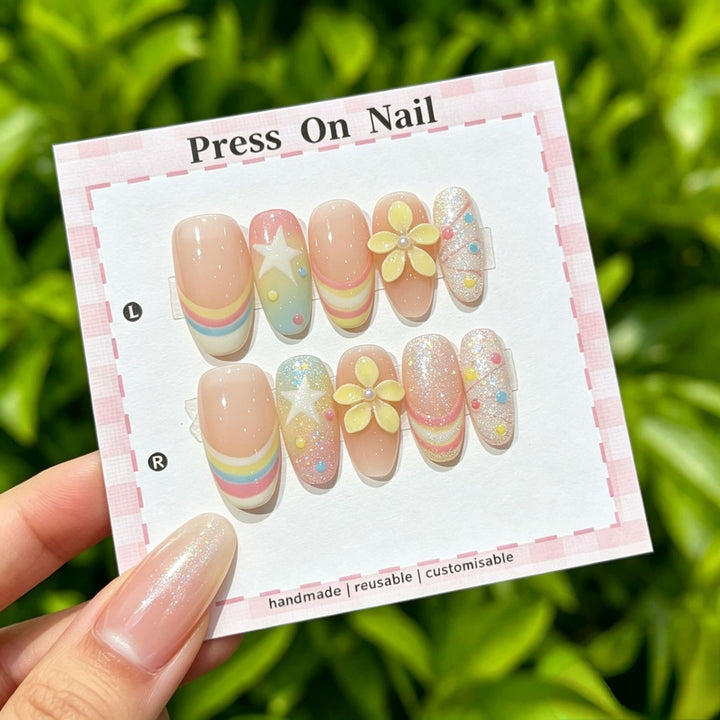 Wiederverwendbares Press-On Nagelkunstset mit floralen Akzenten