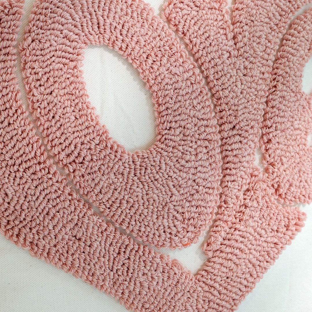 Verspieltes Zierkissen mit Herzen-Design