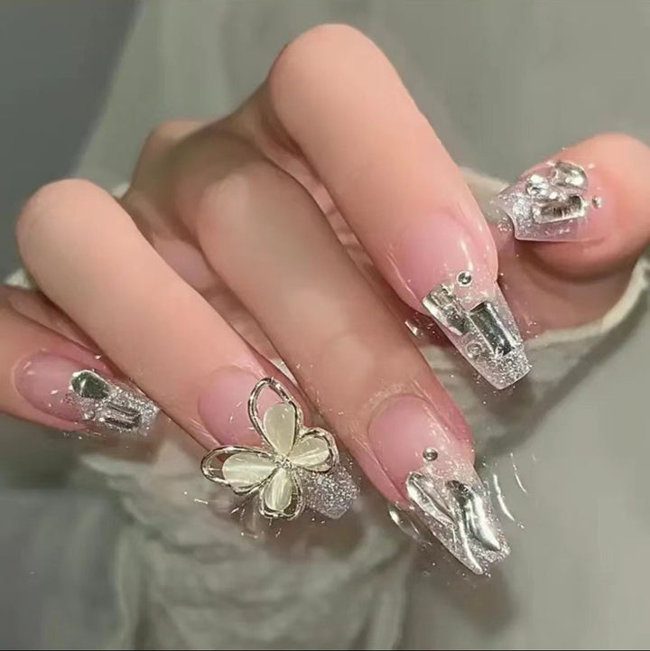 Dekorativer Press-On-Nagelset mit 3D-Akzenten Karnz