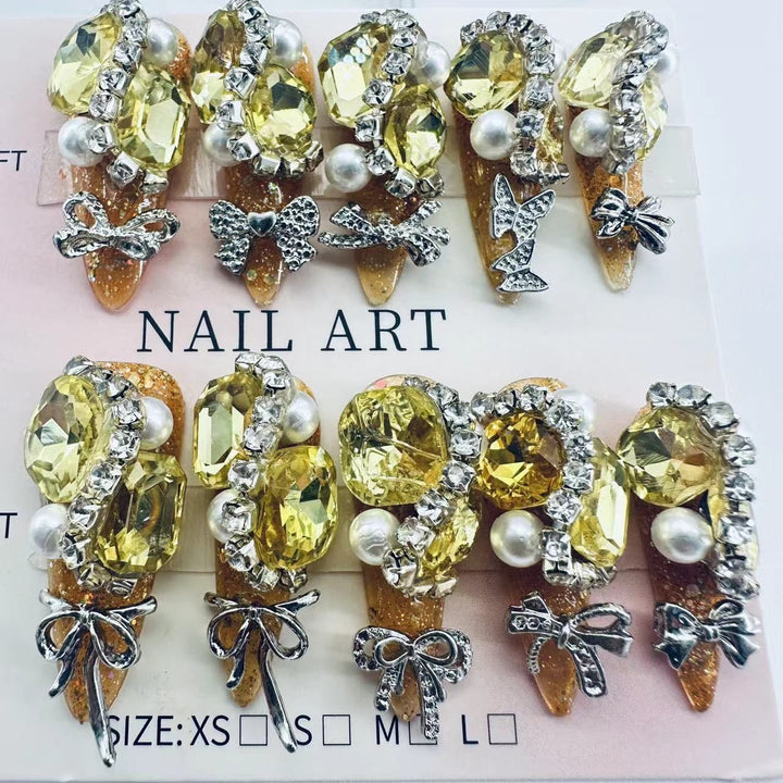 Glamouröse Nagelkunst mit Kristall- und Perlenakzenten Karnz