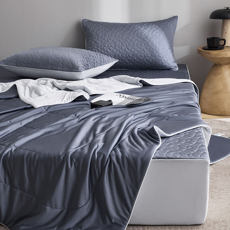 Gesteppte Bettwaren-Garnitur mit Wendbarer Satin-Decke und Matratzenschoner