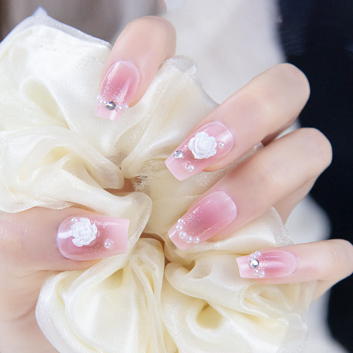 Kunstvolle Nagelverlängerungen mit Blumendesign Karnz