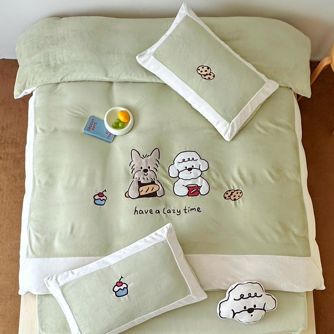 Kinderbettwäsche-Set aus Baumwollsatin mit niedlichen Hunde-Stickereien und samtiger Paspel