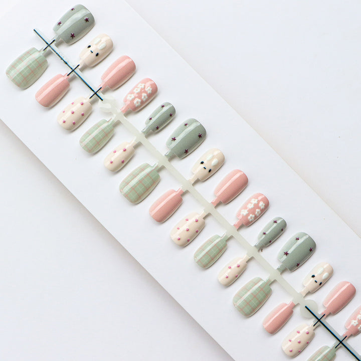 Künstlerisches Press-On-Nagelset mit floralen und geometrischen Designs