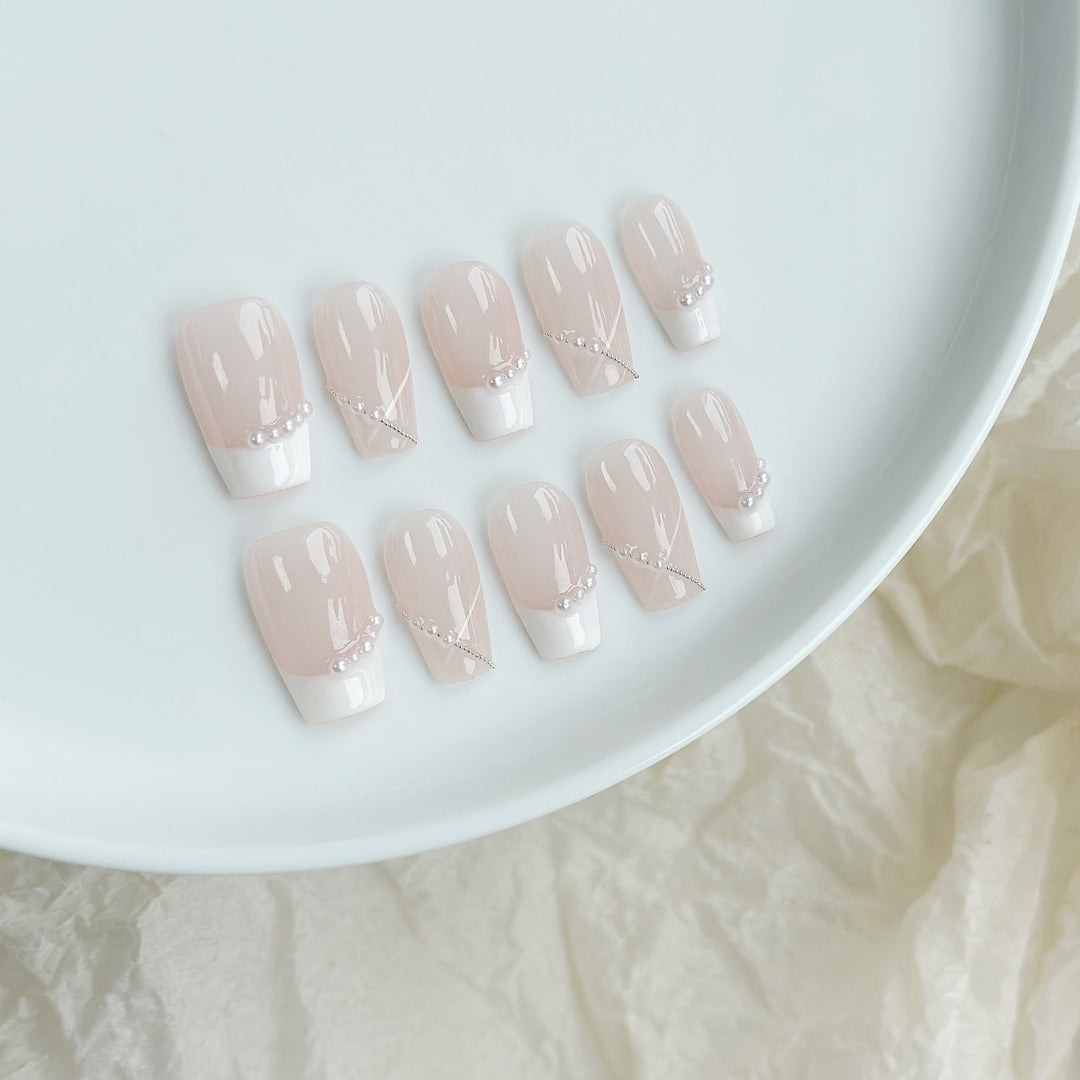 Elegantes Press-On-Nagelset mit Perlenakzenten