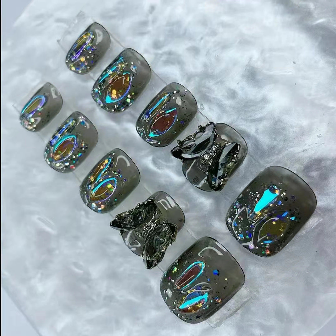 Elegantes Nageldesign mit Schleifen- und Strassdetails Karnz