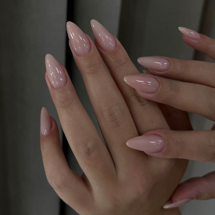 Künstlerisches Gel Press-On Nagelset mit goldenen Blattelementen Karnz