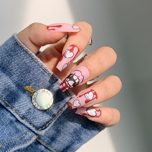 Künstliche Nagelkunst mit herzförmigen Design und mattem Finish Karnz