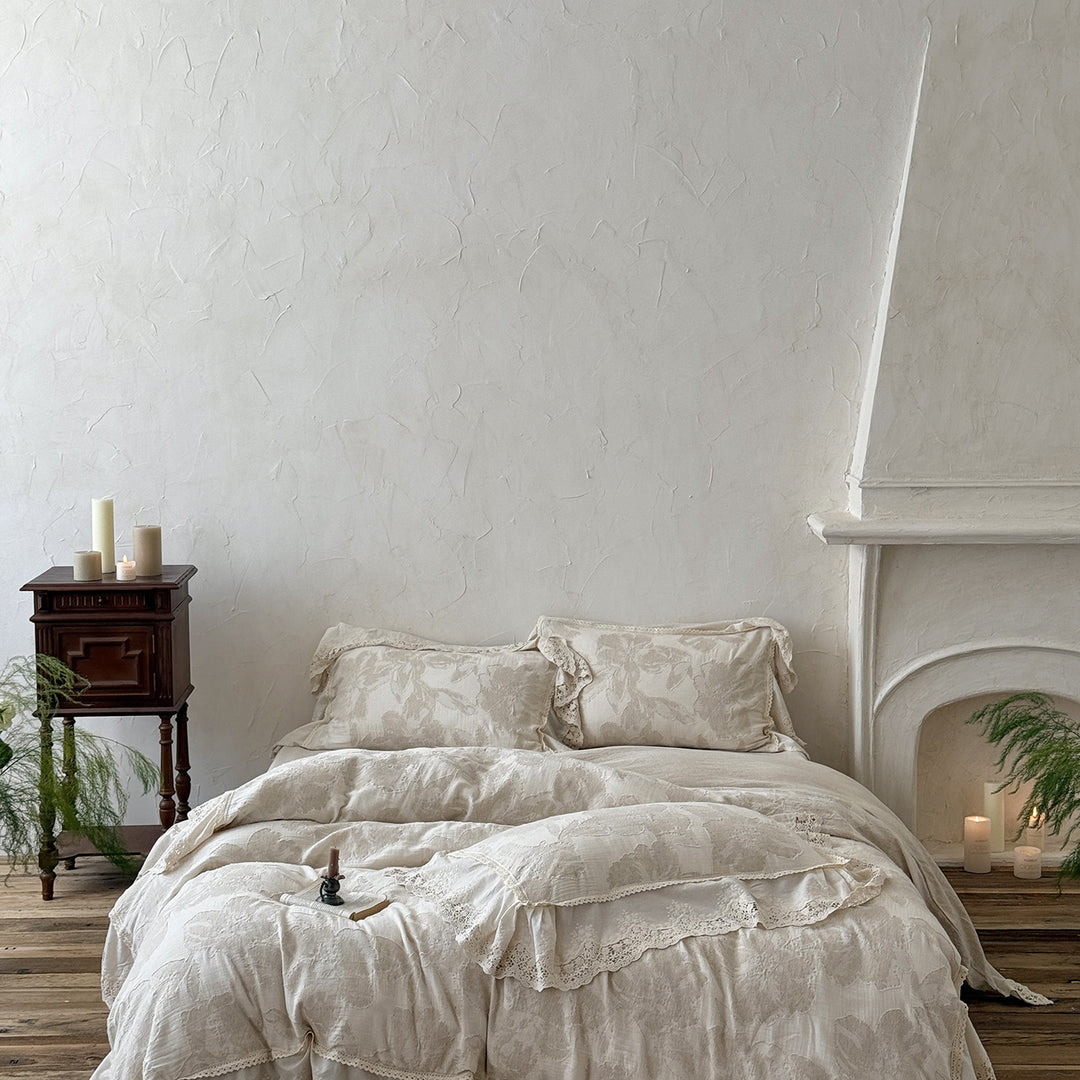 Leicht gesteppte Baumwoll-Bettwäschegarnitur im Landhausstil mit Spitzenvolant und großem Blumenmotiv